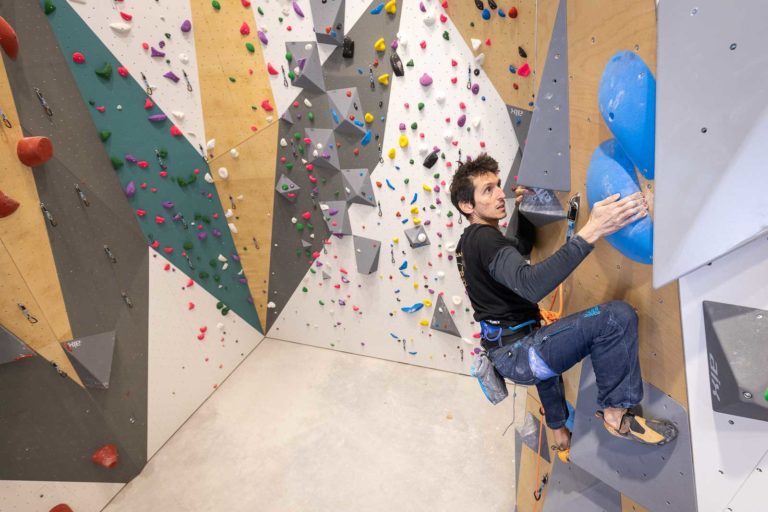 Salle d'escalade de blocs et voies dans le centre de Lille